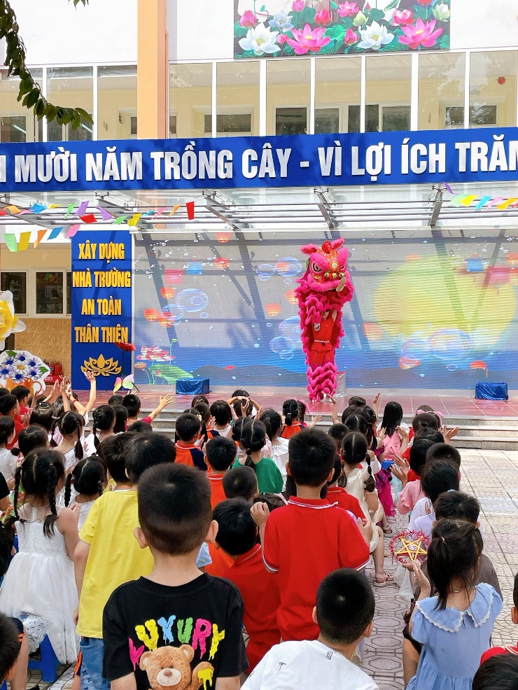 A group of kids watching a lion dance performance

Description automatically generated