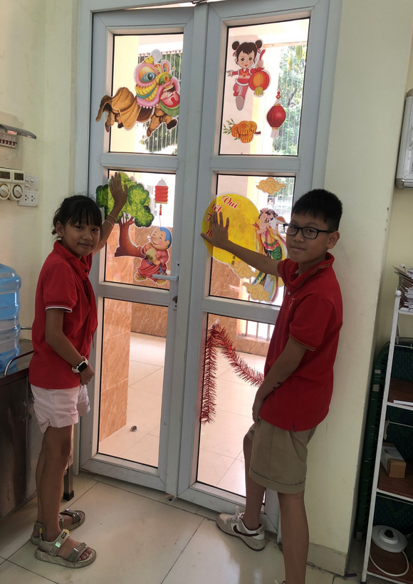 A child and child standing next to a door

Description automatically generated