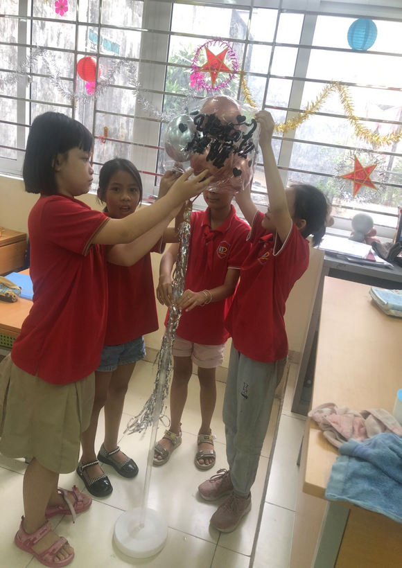 A group of children standing in front of a mirror

Description automatically generated